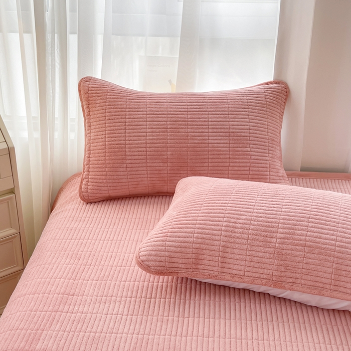 91家纺网 家纺一手货源 找家纺 梵朴 2025新款印花牛奶绒珊瑚绒夹棉直角包边款床盖榻榻米炕盖 简约浪漫粉