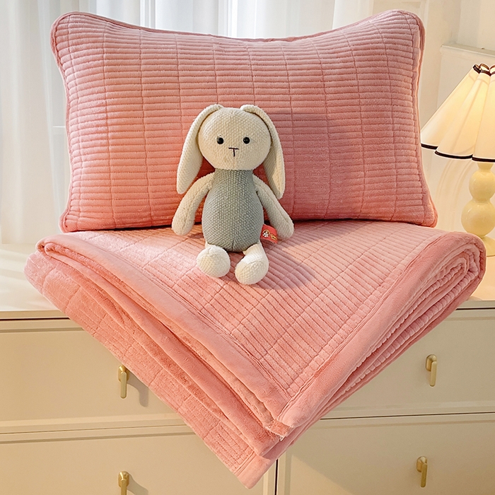 91家纺网 家纺一手货源 找家纺 梵朴 2025新款印花牛奶绒珊瑚绒夹棉直角包边款床盖榻榻米炕盖 简约浪漫粉