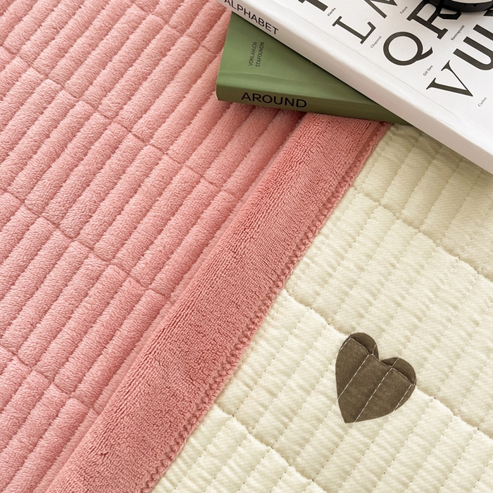 91家纺网 家纺一手货源 找家纺 梵朴 2025新款印花牛奶绒珊瑚绒夹棉直角包边款床盖榻榻米炕盖 简约浪漫粉