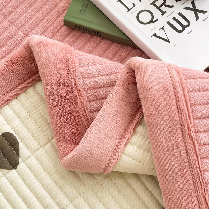 91家纺网 家纺一手货源 找家纺 梵朴 2025新款印花牛奶绒珊瑚绒夹棉直角包边款床盖榻榻米炕盖 简约浪漫粉