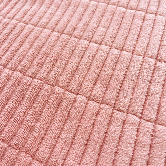 91家纺网 家纺一手货源 找家纺 梵朴 2025新款印花牛奶绒珊瑚绒夹棉直角包边款床盖榻榻米炕盖 简约浪漫粉