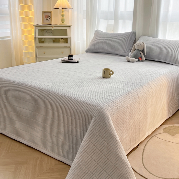 91家纺网 家纺一手货源 找家纺 梵朴 2025新款印花牛奶绒珊瑚绒夹棉直角包边款床盖榻榻米炕盖 简约气质灰