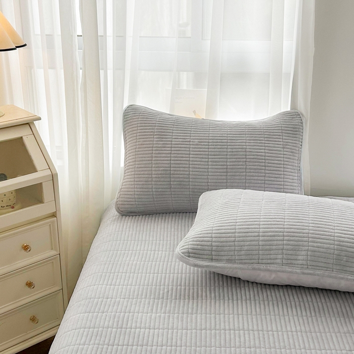 91家纺网 家纺一手货源 找家纺 梵朴 2025新款印花牛奶绒珊瑚绒夹棉直角包边款床盖榻榻米炕盖 简约气质灰