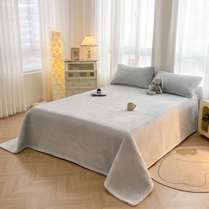 91家纺网 家纺一手货源 找家纺 梵朴 2025新款印花牛奶绒珊瑚绒夹棉直角包边款床盖榻榻米炕盖 简约气质灰