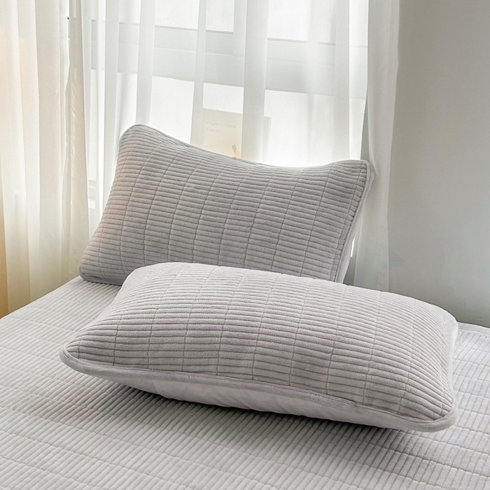 91家纺网 家纺一手货源 找家纺 梵朴 2025新款印花牛奶绒珊瑚绒夹棉直角包边款床盖榻榻米炕盖 简约气质灰