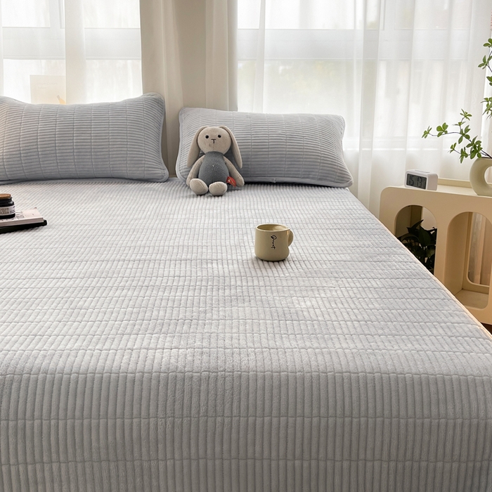 91家纺网 家纺一手货源 找家纺 梵朴 2025新款印花牛奶绒珊瑚绒夹棉直角包边款床盖榻榻米炕盖 简约气质灰