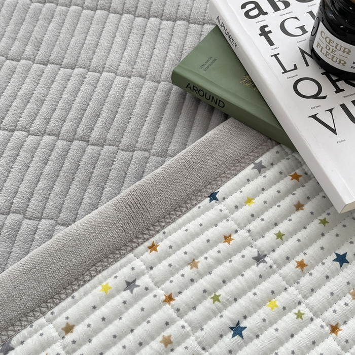 91家纺网 家纺一手货源 找家纺 梵朴 2025新款印花牛奶绒珊瑚绒夹棉直角包边款床盖榻榻米炕盖 简约气质灰