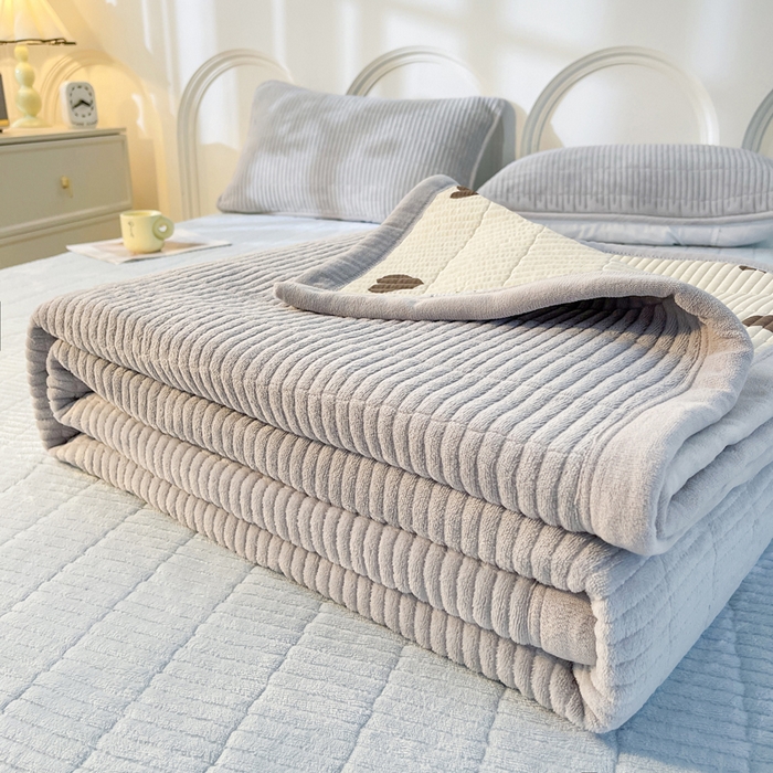 91家纺网 家纺一手货源 找家纺 梵朴 2025新款印花牛奶绒珊瑚绒夹棉直角包边款床盖榻榻米炕盖 简约气质灰