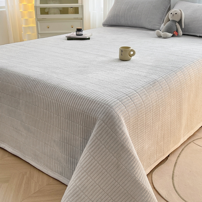 91家纺网 家纺一手货源 找家纺 梵朴 2025新款印花牛奶绒珊瑚绒夹棉直角包边款床盖榻榻米炕盖 简约气质灰