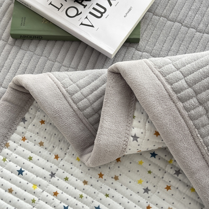 91家纺网 家纺一手货源 找家纺 梵朴 2025新款印花牛奶绒珊瑚绒夹棉直角包边款床盖榻榻米炕盖 简约气质灰