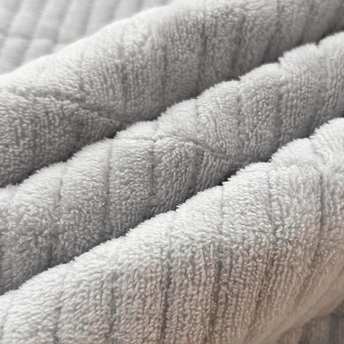 91家纺网 家纺一手货源 找家纺 梵朴 2025新款印花牛奶绒珊瑚绒夹棉直角包边款床盖榻榻米炕盖 简约气质灰