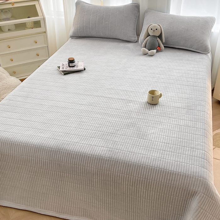 91家纺网 家纺一手货源 找家纺 梵朴 2025新款印花牛奶绒珊瑚绒夹棉直角包边款床盖榻榻米炕盖 简约气质灰