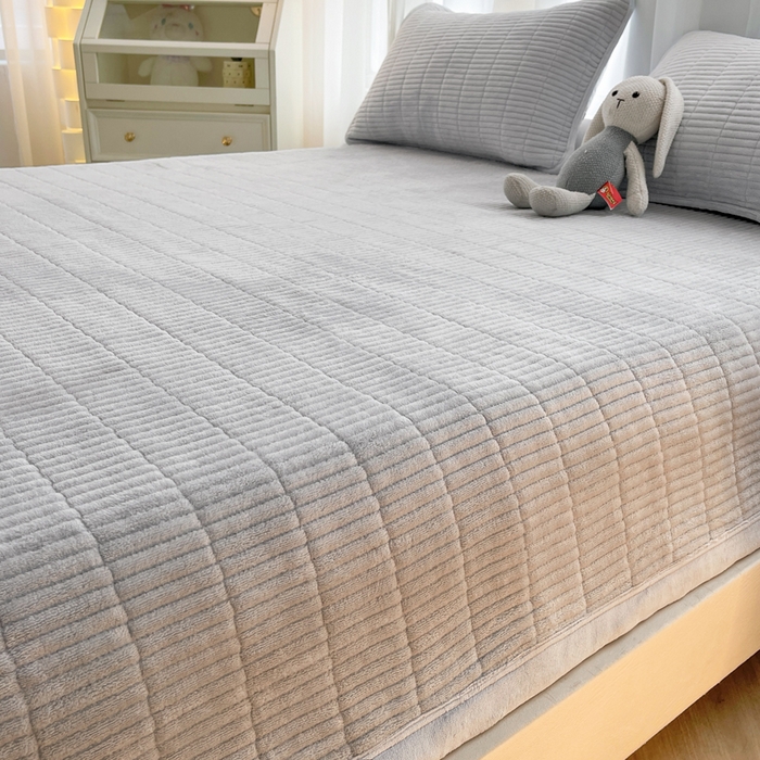 91家纺网 家纺一手货源 找家纺 梵朴 2025新款印花牛奶绒珊瑚绒夹棉直角包边款床盖榻榻米炕盖 简约气质灰