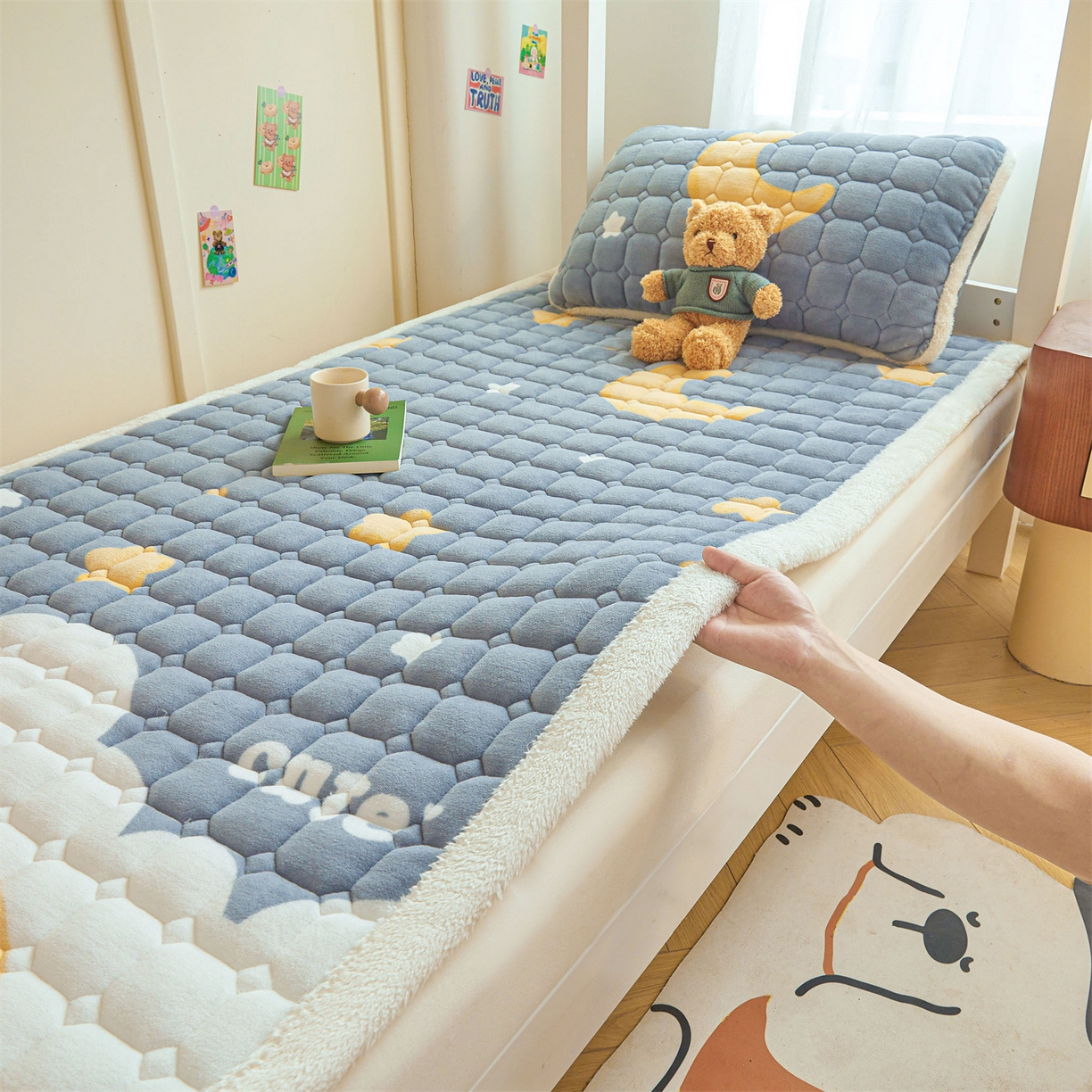 91家纺网 家纺一手货源 找家纺 雯豆家纺 2025新款牛奶绒床垫床护垫学生床褥子宿舍印花床褥铺底 牛奶绒床褥-筑梦星空