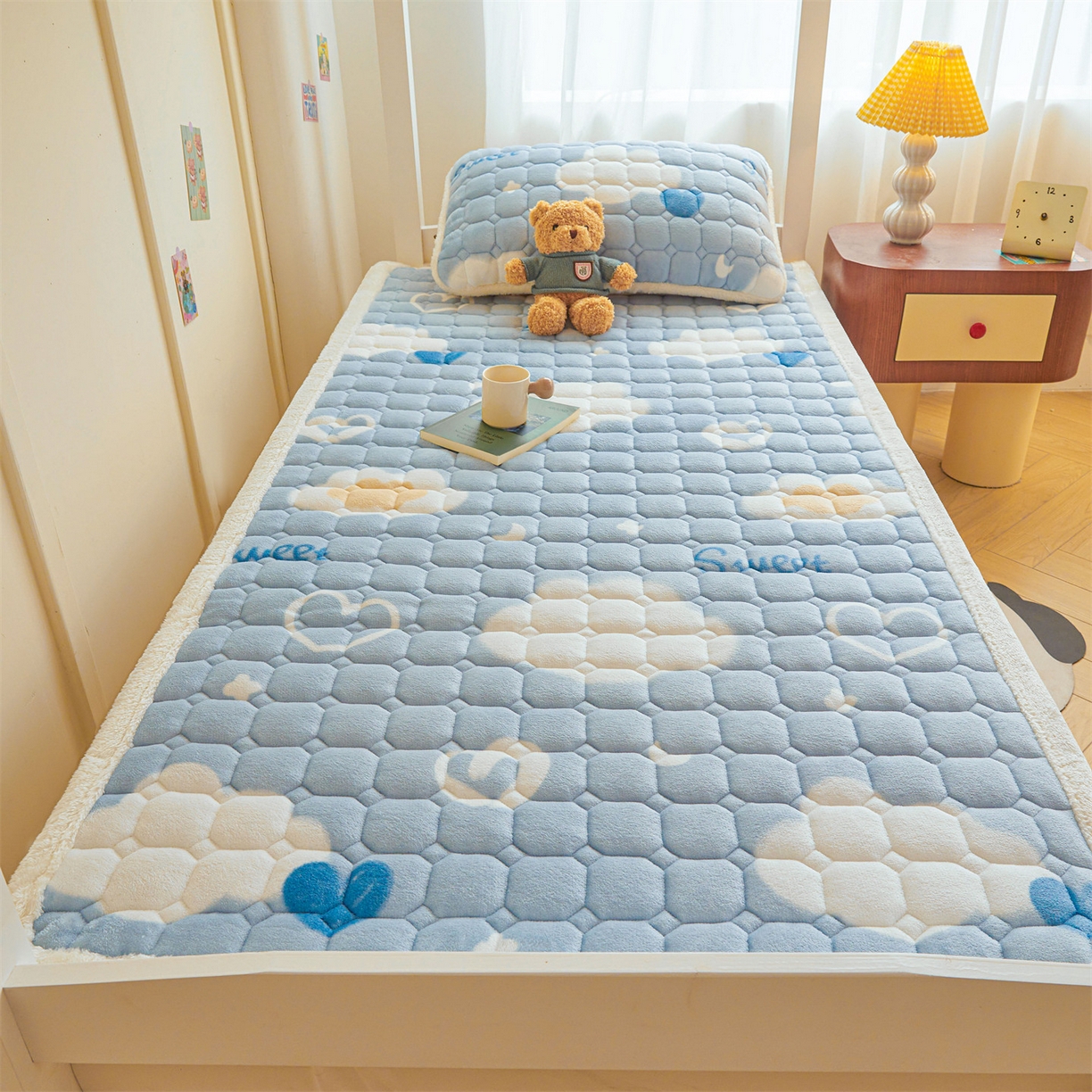 91家纺网 家纺一手货源 找家纺 雯豆家纺 2025新款牛奶绒床垫床护垫学生床褥子宿舍印花床褥铺底 牛奶绒床褥-爱心云