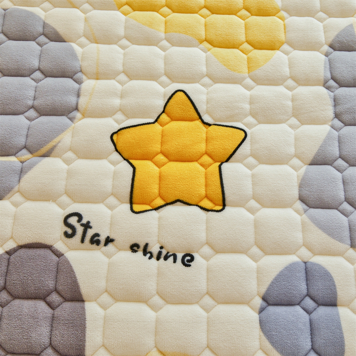 91家纺网 家纺一手货源 找家纺 雯豆家纺 2025新款牛奶绒床垫床护垫学生床褥子宿舍印花床褥铺底 牛奶绒床褥-斑点星星