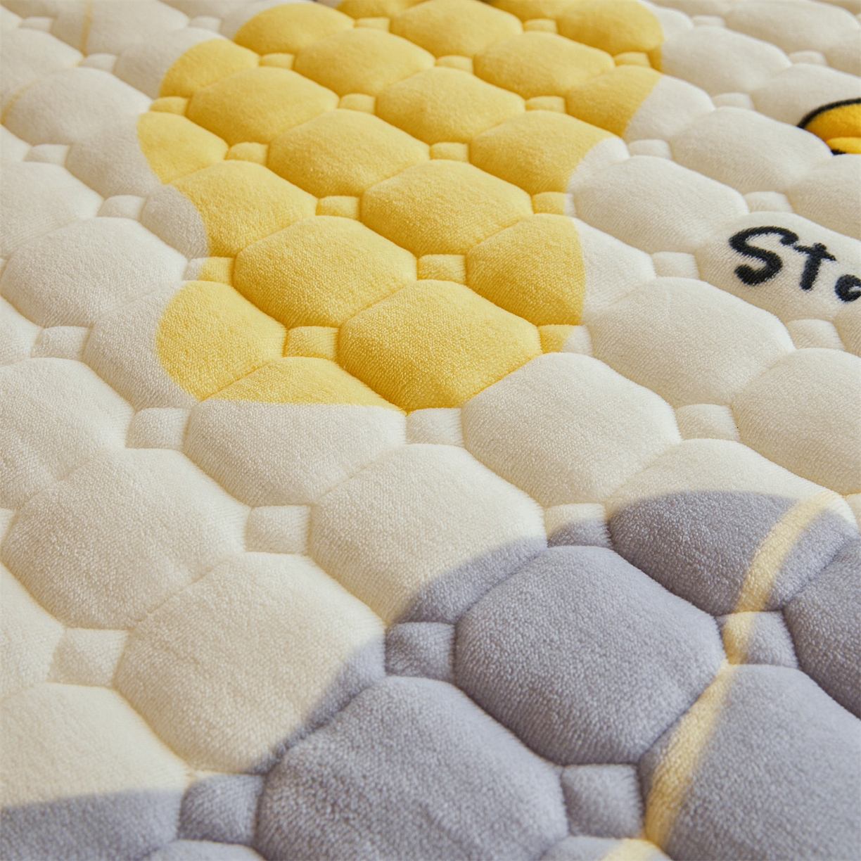 91家纺网 家纺一手货源 找家纺 雯豆家纺 2025新款牛奶绒床垫床护垫学生床褥子宿舍印花床褥铺底 牛奶绒床褥-斑点星星