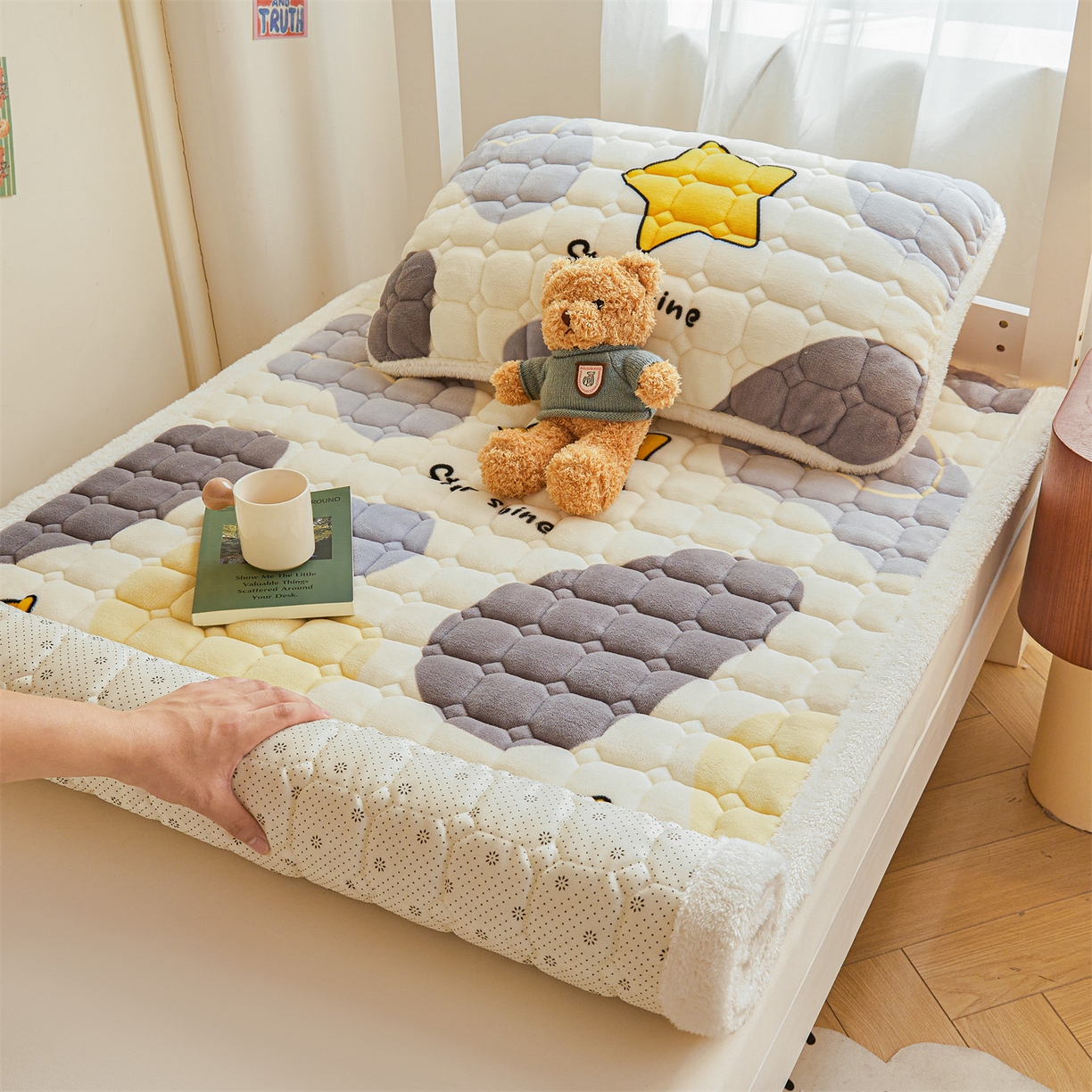 91家纺网 家纺一手货源 找家纺 雯豆家纺 2025新款牛奶绒床垫床护垫学生床褥子宿舍印花床褥铺底 牛奶绒床褥-斑点星星