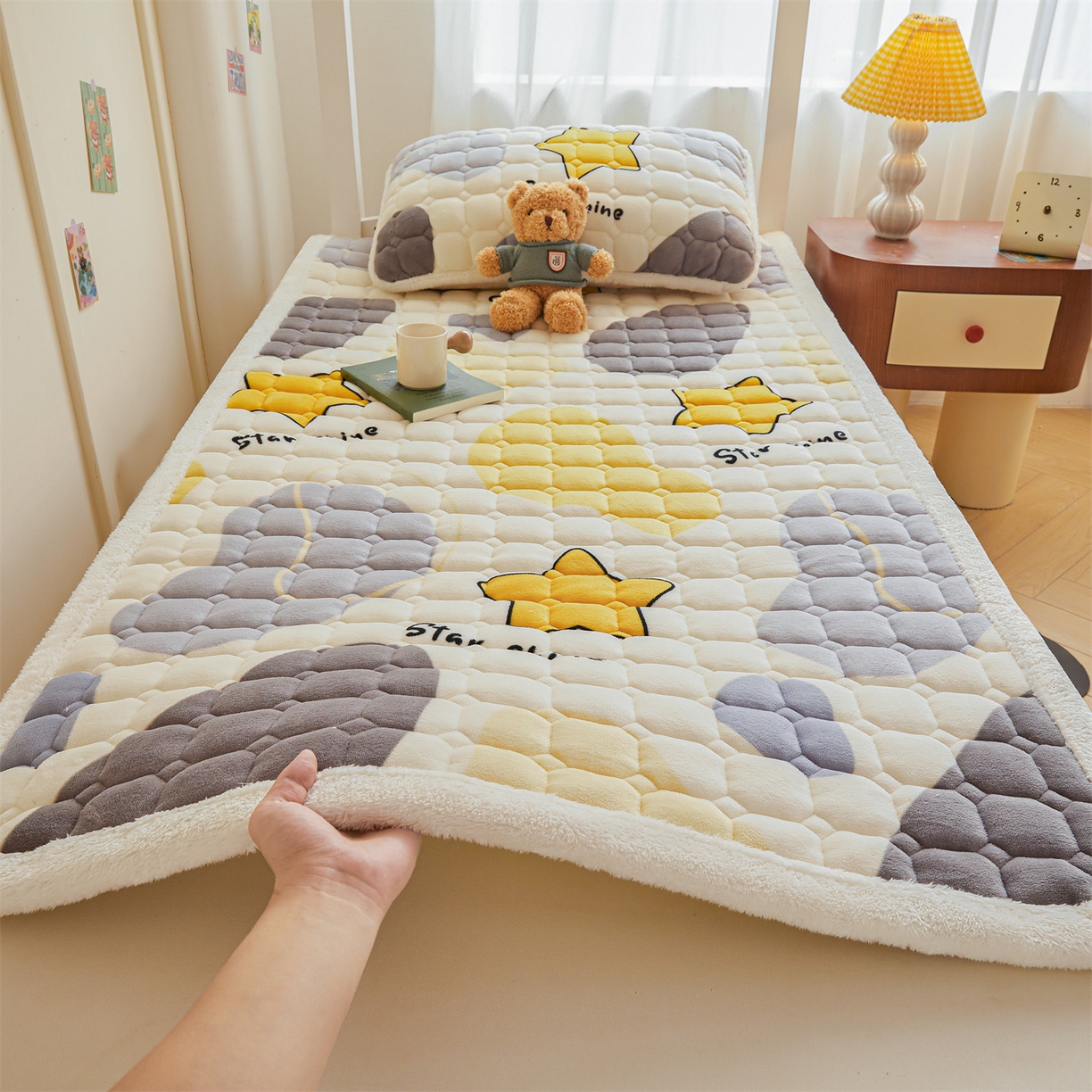 91家纺网 家纺一手货源 找家纺 雯豆家纺 2025新款牛奶绒床垫床护垫学生床褥子宿舍印花床褥铺底 牛奶绒床褥-斑点星星