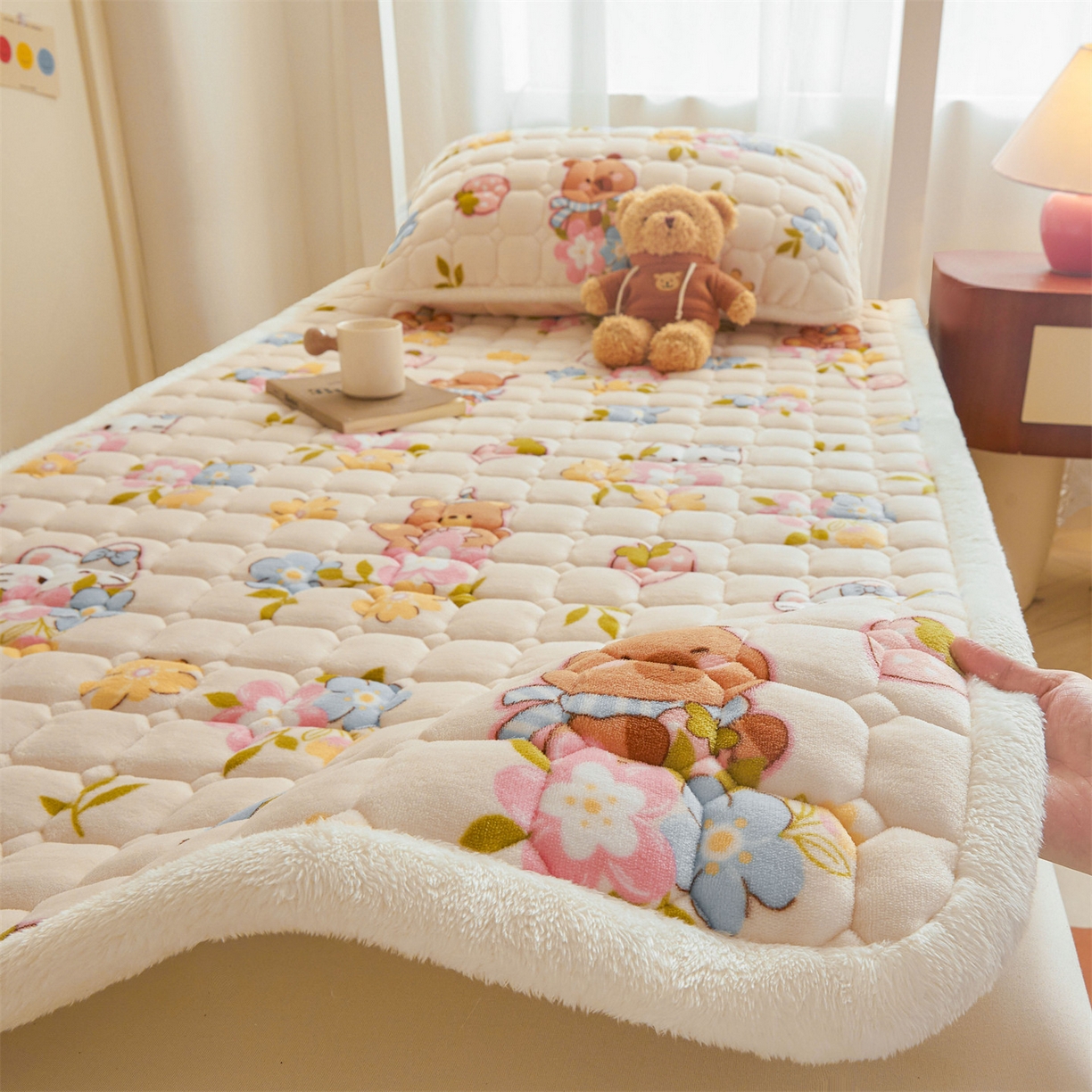 91家纺网 家纺一手货源 找家纺 雯豆家纺 2025新款牛奶绒床垫床护垫学生床褥子宿舍印花床褥铺底 牛奶绒床褥-彩色萌宠