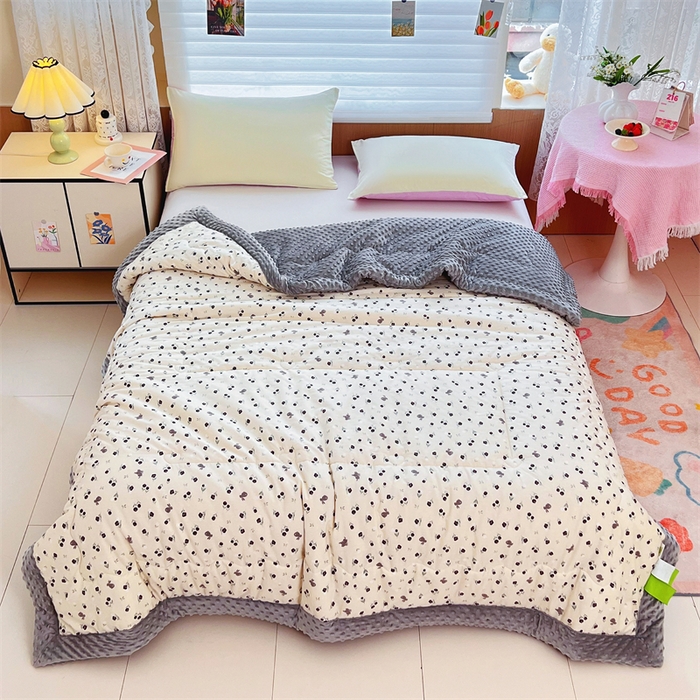 91家纺网 家纺一手货源 找家纺 柏薇 2025新款A类全棉纯棉豆豆绒被 被子被芯 哈哈兔