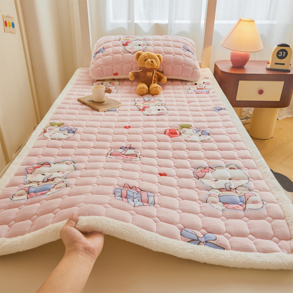 91家纺网 家纺一手货源 找家纺 雯豆家纺 2025新款牛奶绒床垫床护垫学生床褥子宿舍印花床褥铺底 牛奶绒床褥-茶杯猫咪
