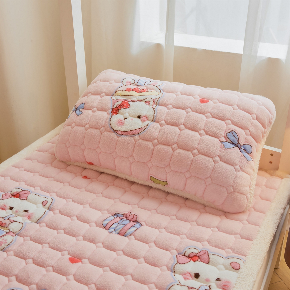 91家纺网 家纺一手货源 找家纺 雯豆家纺 2025新款牛奶绒床垫床护垫学生床褥子宿舍印花床褥铺底 牛奶绒床褥-茶杯猫咪