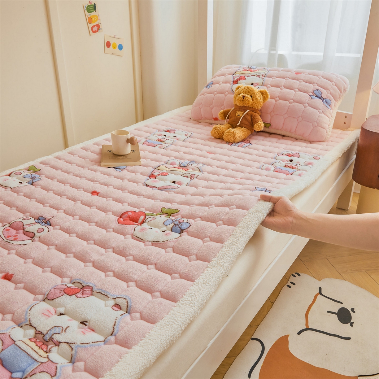 91家纺网 家纺一手货源 找家纺 雯豆家纺 2025新款牛奶绒床垫床护垫学生床褥子宿舍印花床褥铺底 牛奶绒床褥-茶杯猫咪