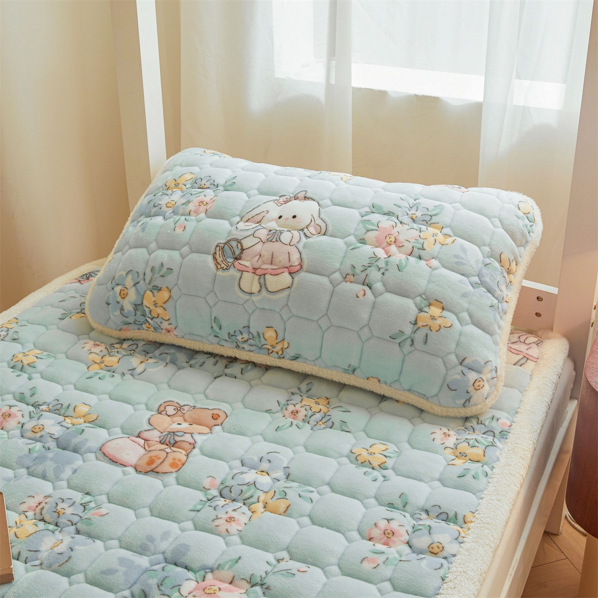 91家纺网 家纺一手货源 找家纺 雯豆家纺 2025新款牛奶绒床垫床护垫学生床褥子宿舍印花床褥铺底 牛奶绒床褥-多彩生活