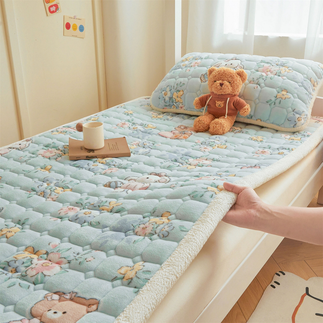 91家纺网 家纺一手货源 找家纺 雯豆家纺 2025新款牛奶绒床垫床护垫学生床褥子宿舍印花床褥铺底 牛奶绒床褥-多彩生活