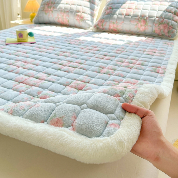 91家纺网 家纺一手货源 找家纺 （总）梵朴 2025新款印花牛奶绒床褥垫加厚珊瑚绒床褥子床垫