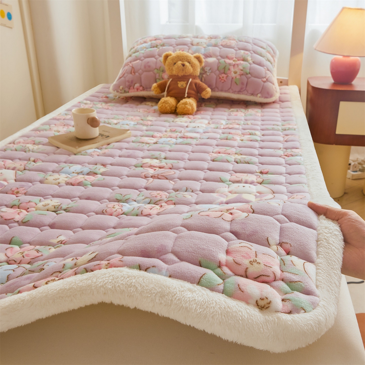 91家纺网 家纺一手货源 找家纺 雯豆家纺 2025新款牛奶绒床垫床护垫学生床褥子宿舍印花床褥铺底 牛奶绒床褥-花花仙子