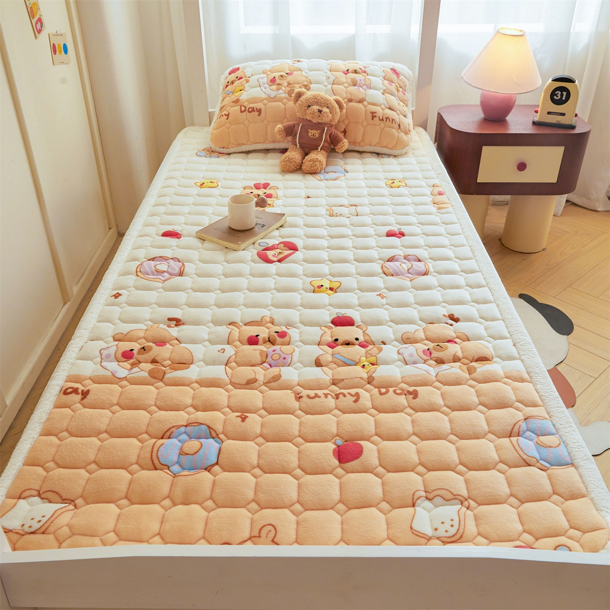 91家纺网 家纺一手货源 找家纺 雯豆家纺 2025新款牛奶绒床垫床护垫学生床褥子宿舍印花床褥铺底 牛奶绒床褥-欢乐聚会