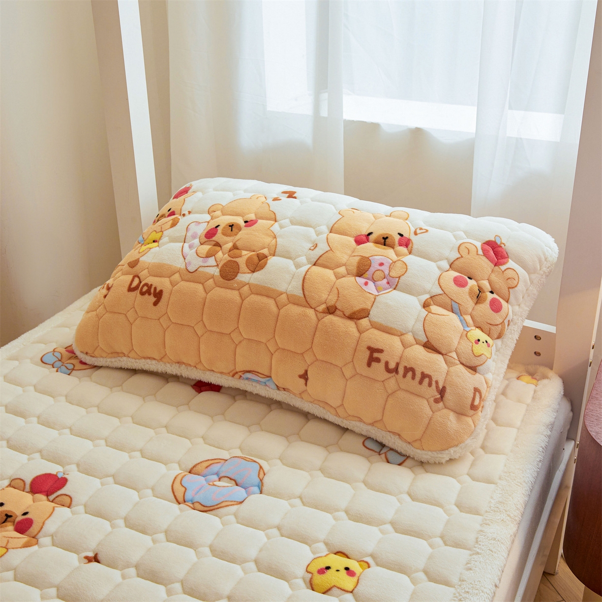 91家纺网 家纺一手货源 找家纺 雯豆家纺 2025新款牛奶绒床垫床护垫学生床褥子宿舍印花床褥铺底 牛奶绒床褥-欢乐聚会