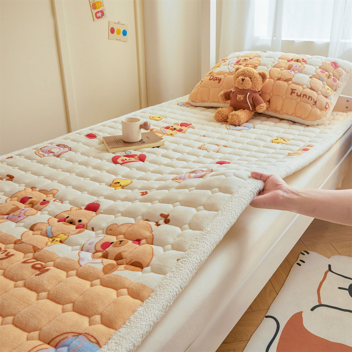 91家纺网 家纺一手货源 找家纺 雯豆家纺 2025新款牛奶绒床垫床护垫学生床褥子宿舍印花床褥铺底 牛奶绒床褥-欢乐聚会