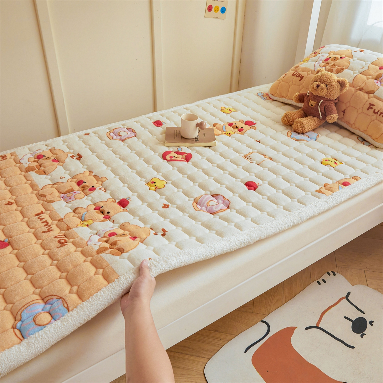 91家纺网 家纺一手货源 找家纺 雯豆家纺 2025新款牛奶绒床垫床护垫学生床褥子宿舍印花床褥铺底 牛奶绒床褥-欢乐聚会