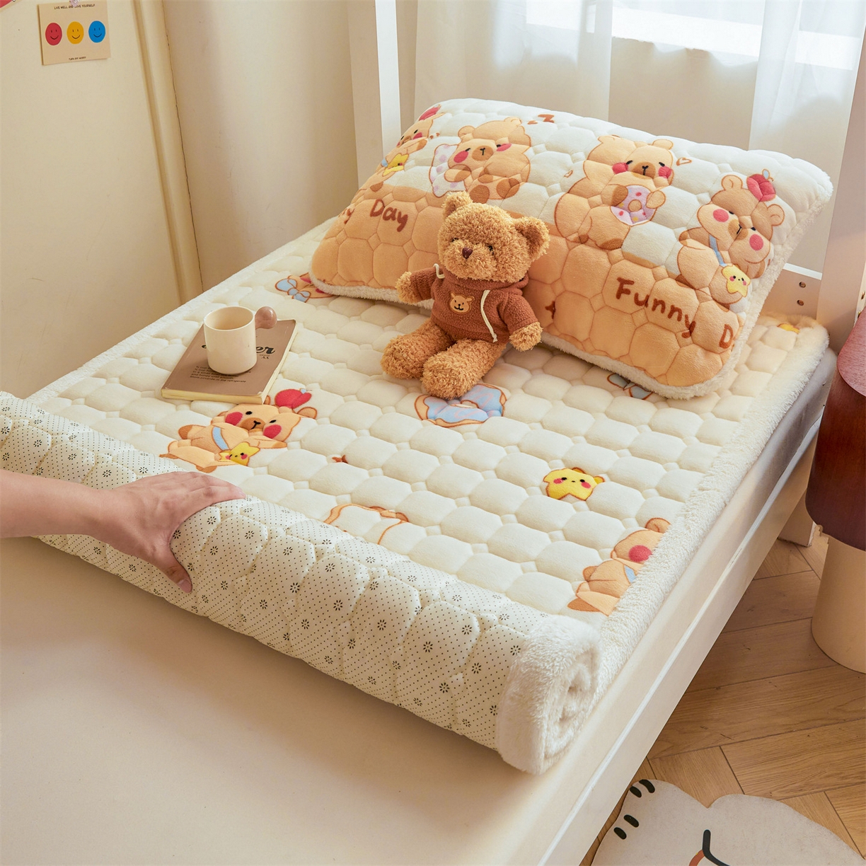 91家纺网 家纺一手货源 找家纺 雯豆家纺 2025新款牛奶绒床垫床护垫学生床褥子宿舍印花床褥铺底 牛奶绒床褥-欢乐聚会