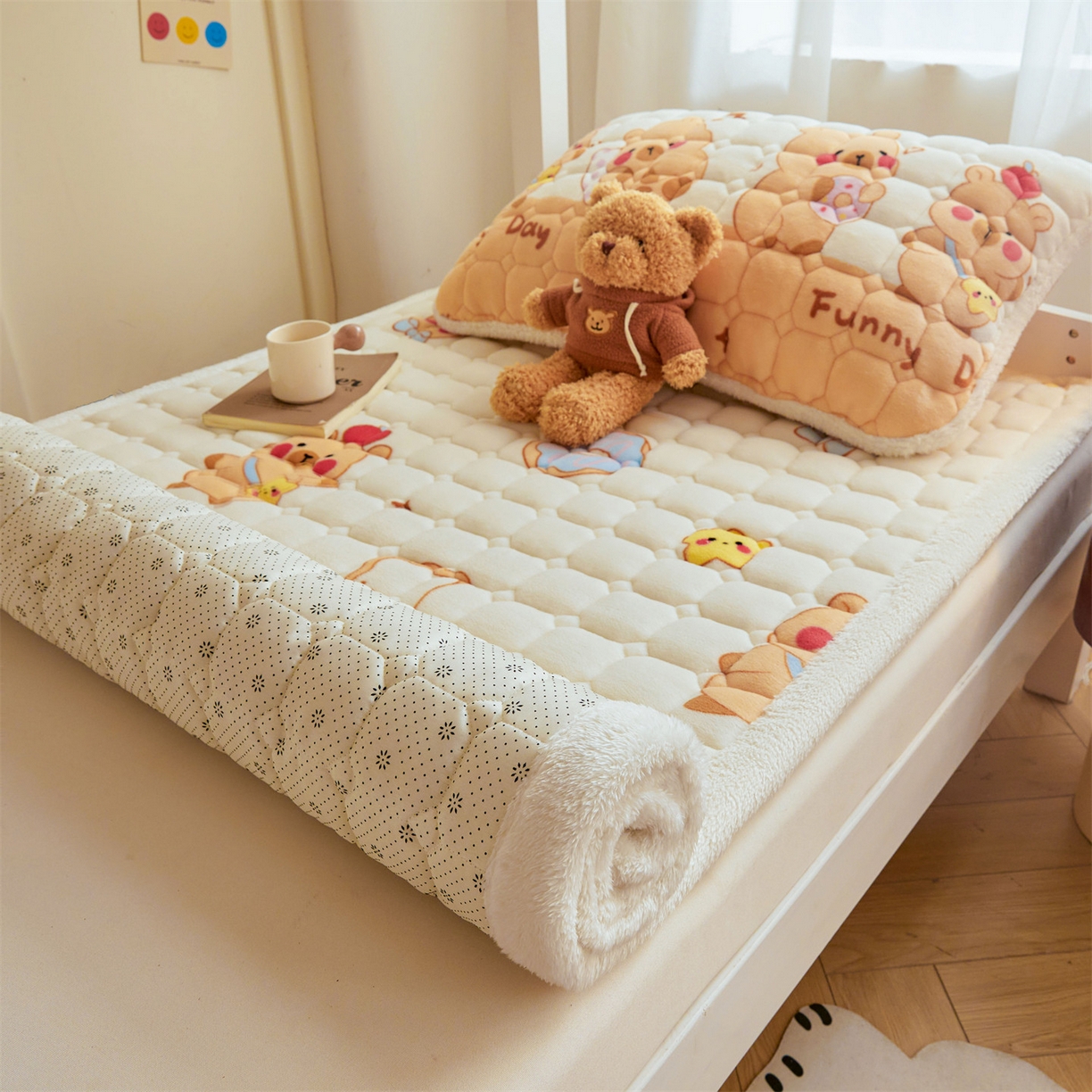 91家纺网 家纺一手货源 找家纺 雯豆家纺 2025新款牛奶绒床垫床护垫学生床褥子宿舍印花床褥铺底 牛奶绒床褥-欢乐聚会