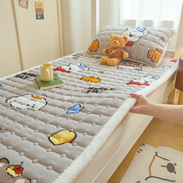 91家纺网 家纺一手货源 找家纺 雯豆家纺 2025新款牛奶绒床垫床护垫学生床褥子宿舍印花床褥铺底 牛奶绒床褥-假日小狗