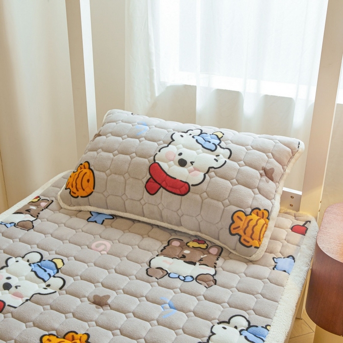 91家纺网 家纺一手货源 找家纺 雯豆家纺 2025新款牛奶绒床垫床护垫学生床褥子宿舍印花床褥铺底 牛奶绒床褥-假日小狗