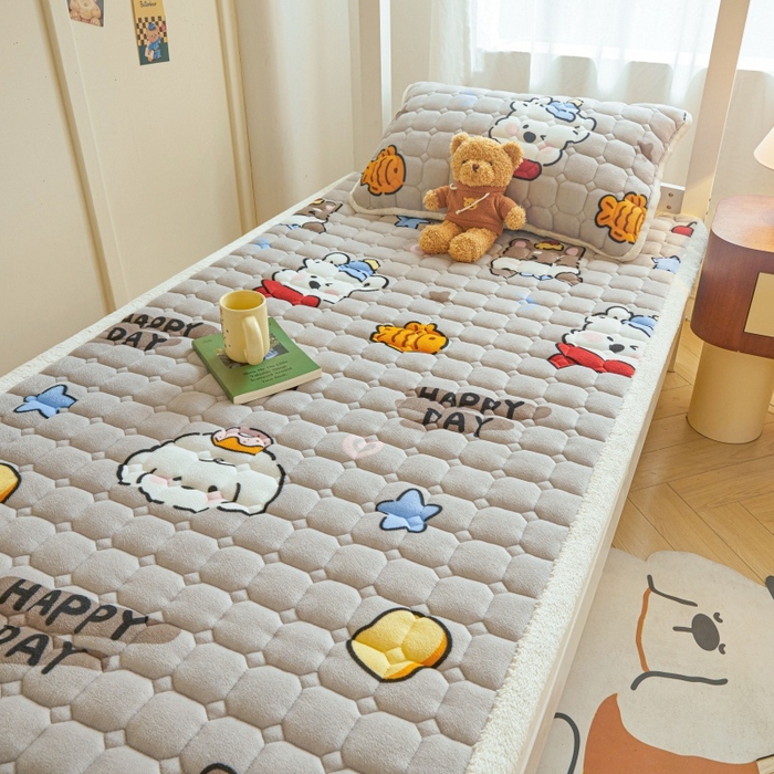 91家纺网 家纺一手货源 找家纺 雯豆家纺 2025新款牛奶绒床垫床护垫学生床褥子宿舍印花床褥铺底 牛奶绒床褥-假日小狗