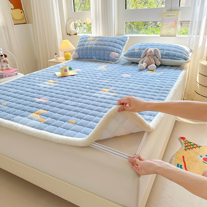 91家纺网 家纺一手货源 找家纺 梵朴 2025新款印花牛奶绒床褥垫加厚珊瑚绒床褥子床垫 星星月亮