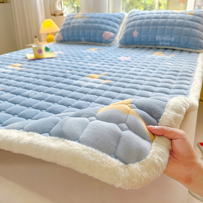 91家纺网 家纺一手货源 找家纺 梵朴 2025新款印花牛奶绒床褥垫加厚珊瑚绒床褥子床垫 星星月亮