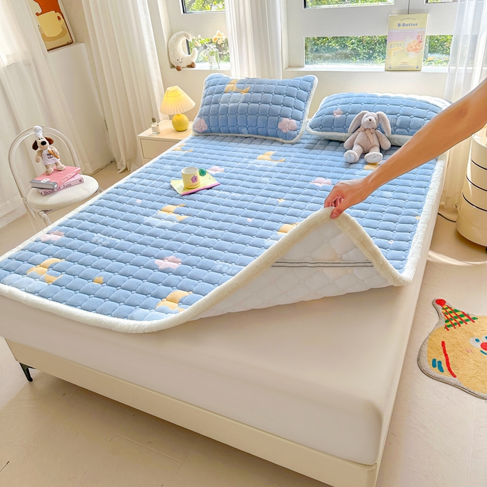 91家纺网 家纺一手货源 找家纺 梵朴 2025新款印花牛奶绒床褥垫加厚珊瑚绒床褥子床垫 星星月亮