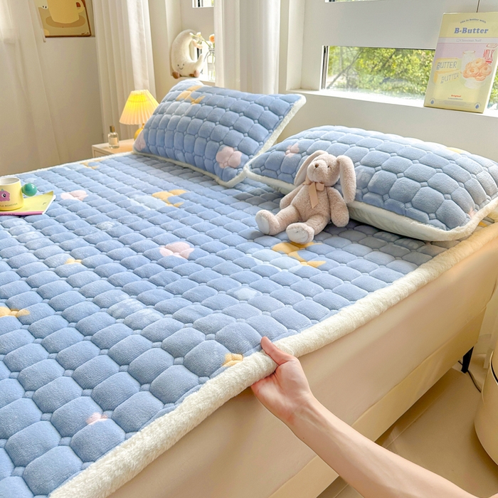 91家纺网 家纺一手货源 找家纺 梵朴 2025新款印花牛奶绒床褥垫加厚珊瑚绒床褥子床垫 星星月亮