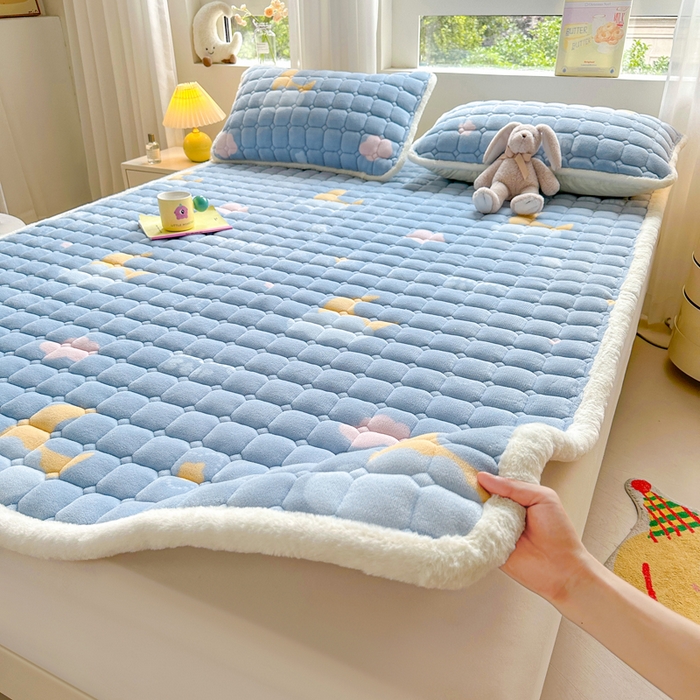 91家纺网 家纺一手货源 找家纺 梵朴 2025新款印花牛奶绒床褥垫加厚珊瑚绒床褥子床垫 星星月亮