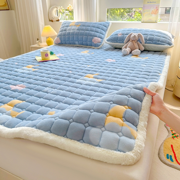 91家纺网 家纺一手货源 找家纺 梵朴 2025新款印花牛奶绒床褥垫加厚珊瑚绒床褥子床垫 星星月亮