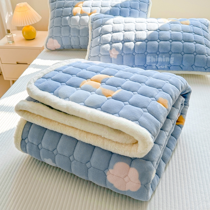 91家纺网 家纺一手货源 找家纺 梵朴 2025新款印花牛奶绒床褥垫加厚珊瑚绒床褥子床垫 星星月亮