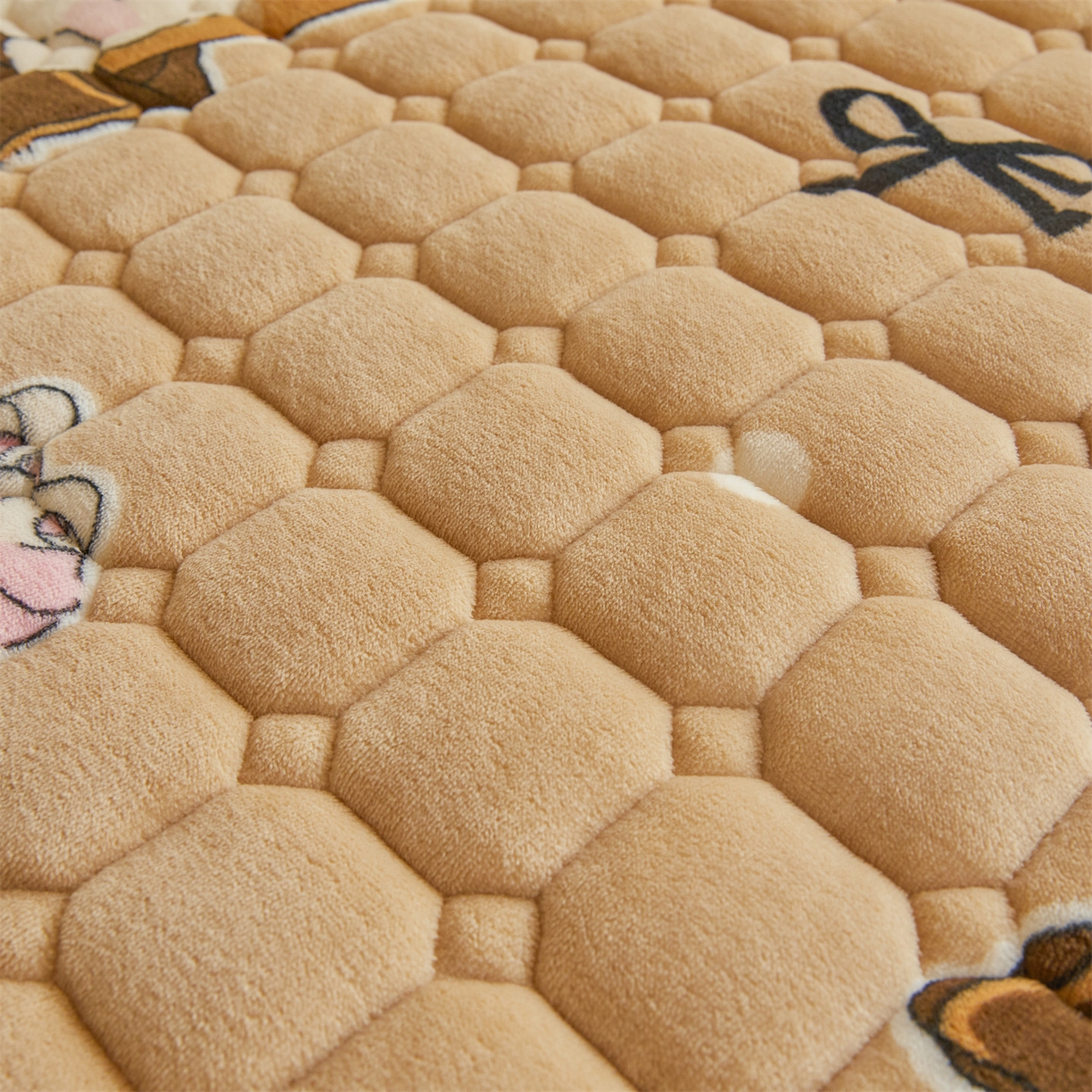 91家纺网 家纺一手货源 找家纺 雯豆家纺 2025新款牛奶绒床垫床护垫学生床褥子宿舍印花床褥铺底 牛奶绒床褥-狂欢派对