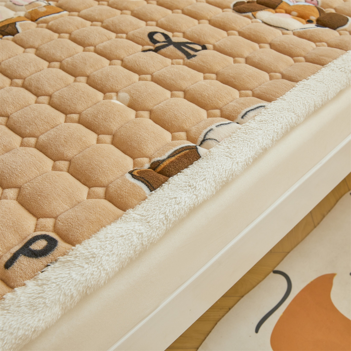 91家纺网 家纺一手货源 找家纺 雯豆家纺 2025新款牛奶绒床垫床护垫学生床褥子宿舍印花床褥铺底 牛奶绒床褥-狂欢派对